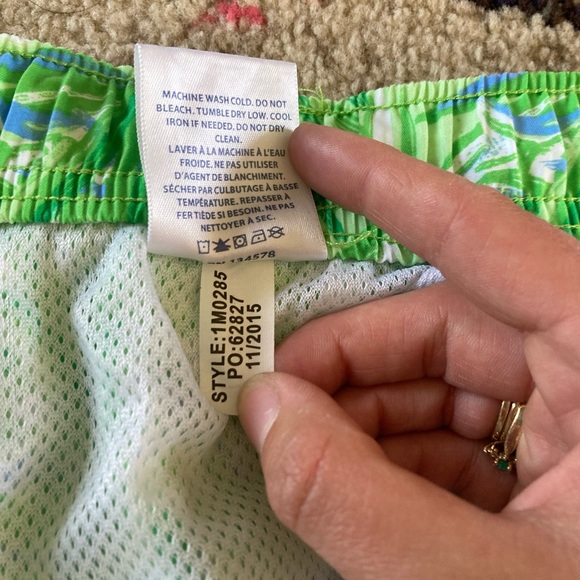 Men’s Vineyard Vines swim trunks green/blue fish pattern Fully lined medium - Picture 6 of 8